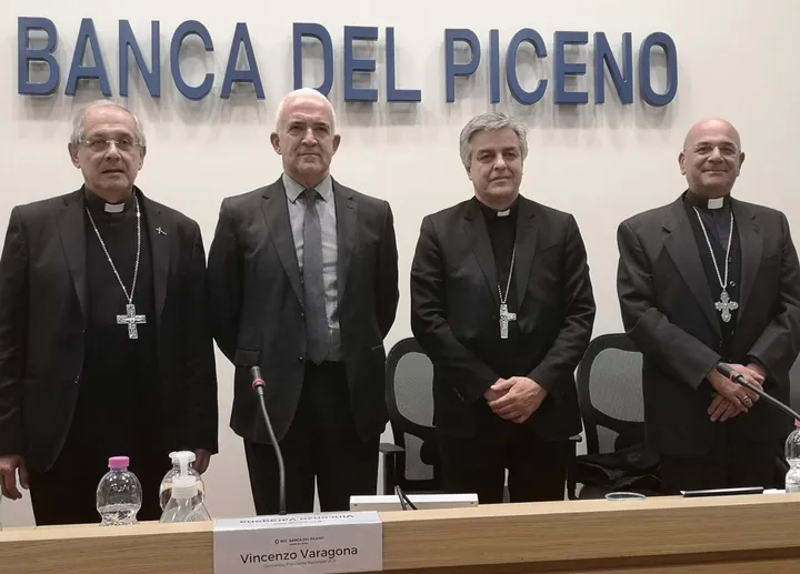 Da sinistra: il vescovo Bresciani, il presidente della banca Cesari, i vescovi Palmieri e. Pennacchio