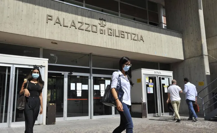 L’ingresso del tribunale di Macerata (foto Calavita)