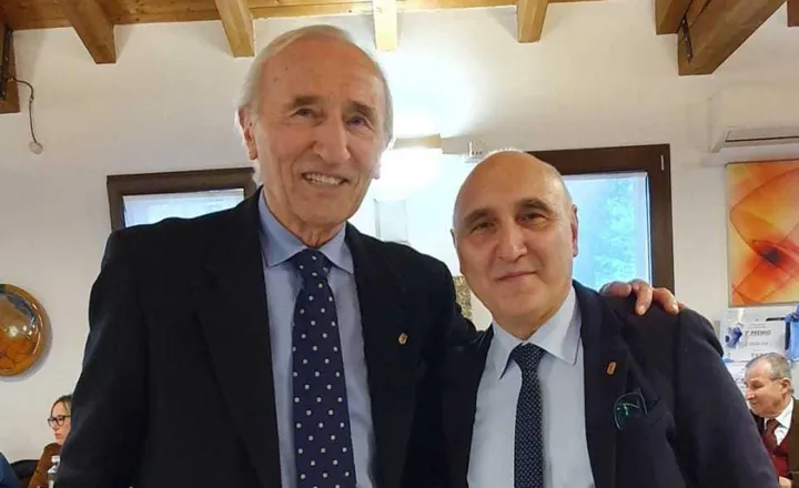 La premiazione di Giuseppe Gatti ( a sinistra) è avvenuta domenica scorsa, al ristorante Nonno Socrate di Consandolo alla presenza dei vertici dell’associazione