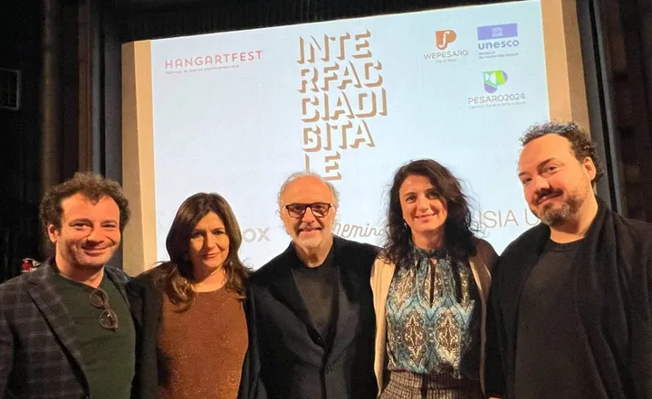 Il direttore artistico di Hangartfest, Antonio Cioffi, con alcuni dei componenti della Giuria dei critici: Del Leo, Pedroni, Ruggeri, Zapparrata