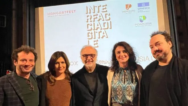 Il direttore artistico di Hangartfest, Antonio Cioffi, con alcuni dei componenti della Giuria dei critici: Del Leo, Pedroni, Ruggeri, Zapparrata