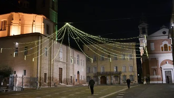 Le nuove luminarie che, davanti a Duomo, disegnano la tenda dov'è nato Federico II