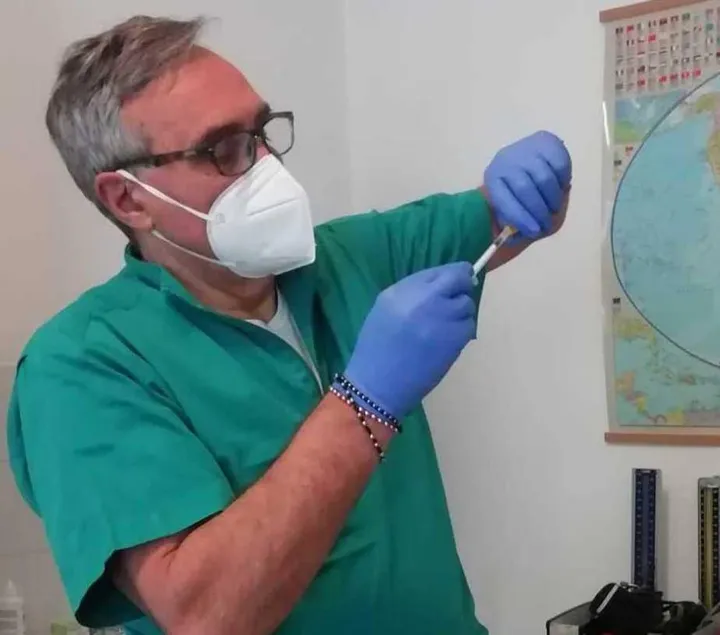 Il dottor Danilo De Sant, 70 anni, prepara i vaccini nel suo ambulatorio (archivio)