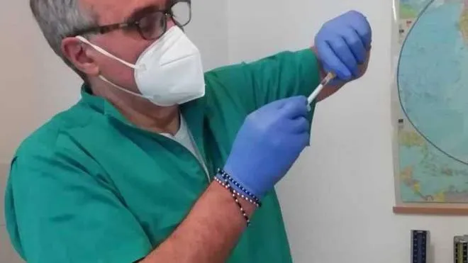 Il dottor Danilo De Sant, 70 anni, prepara i vaccini nel suo ambulatorio (archivio)