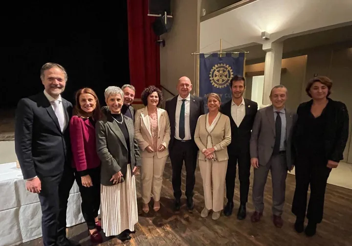Il nuovo presidente del Rotary Cicognani con il consiglio direttivo