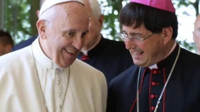 Il futuro vescovo di Rimini, monsignor Nicolò Anselmi, assieme a Papa Francesco
