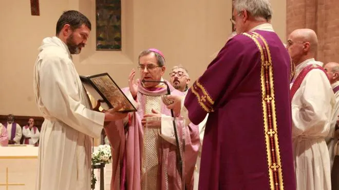 Il vescovo Regattieri durante la celebrazione di una liturgia in cattedrale