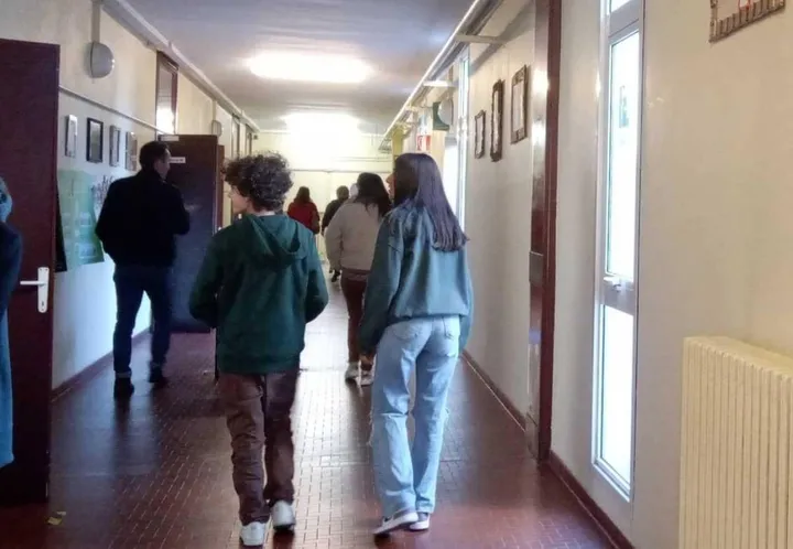 Alcuni studenti nei corridoi dell’istituto bondenese