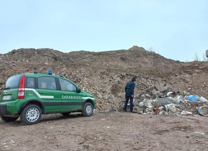 I carabinieri forestali all’opera nel deposito di rifiuti pericolosi