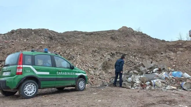 I carabinieri forestali all’opera nel deposito di rifiuti pericolosi