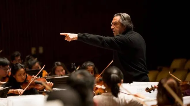 Riccardo Muti sul palco attorniato dai suoi giovani musicisti