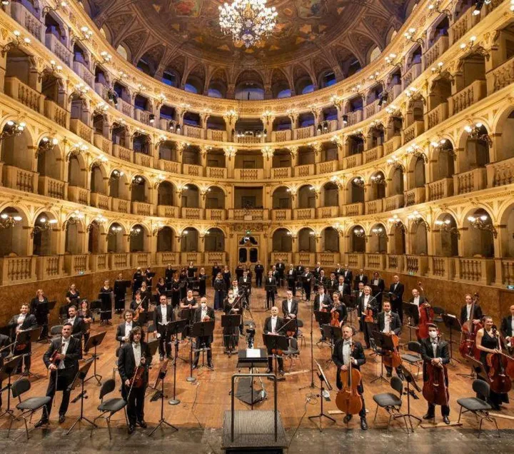 Orchestra e coro del Comunale nella Sala del Bibiena: l’arrivederci è fra 3 anni