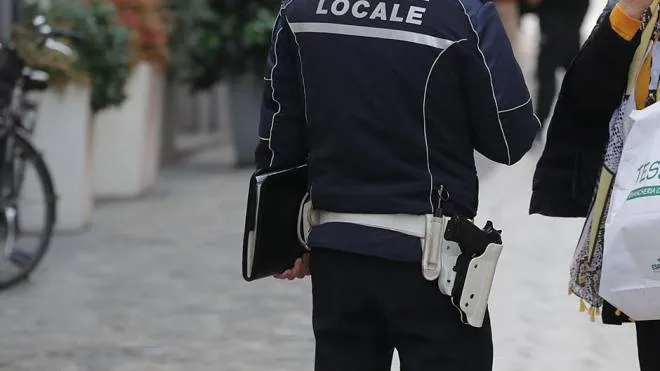 Un agente della polizia locale impegnato in un servizio in centro storico