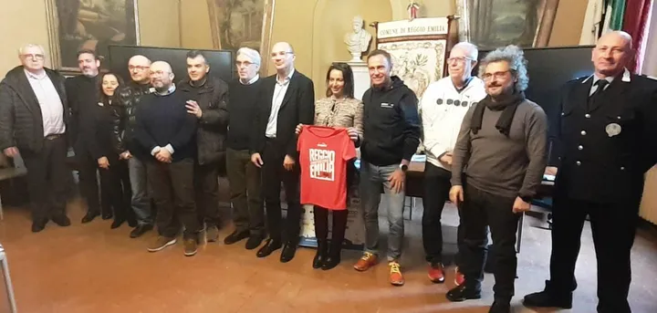 Foto di gruppo ieri nella sala rossa in Municipio, dove è stata presentata la Maratona di Reggio Emilia-Città del Tricolore
