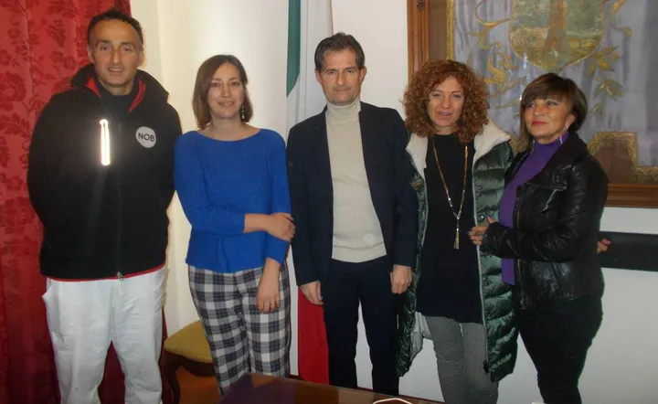 La sindaca Tania Bocchini, seconda da sinistra, coi rappresentanti di Confcommercio