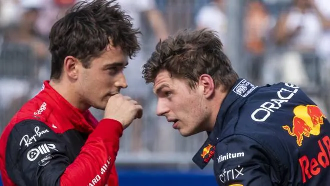 Charles Leclerc, 25 anni, e Max Verstappen (25): il ferrarista e il campione del mondo della Red Bull sono tra le stelle attese ai Fia Awards 2022 (Ansa)