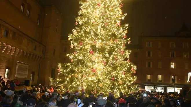 Piazza Nettuno era gremita, ieri sera, per l’accensione dell’albero di Natale