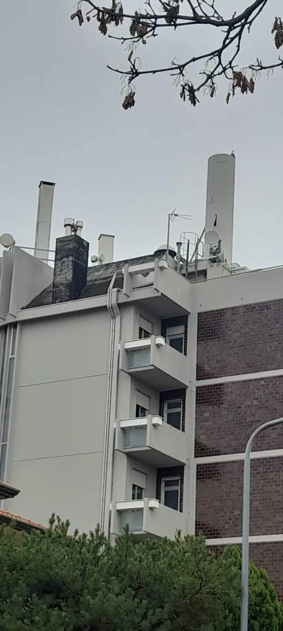 Ecco spuntare. un nuovo ripetitore sul tetto dell’hotel I due pavoni. La protesta dei residenti attorno