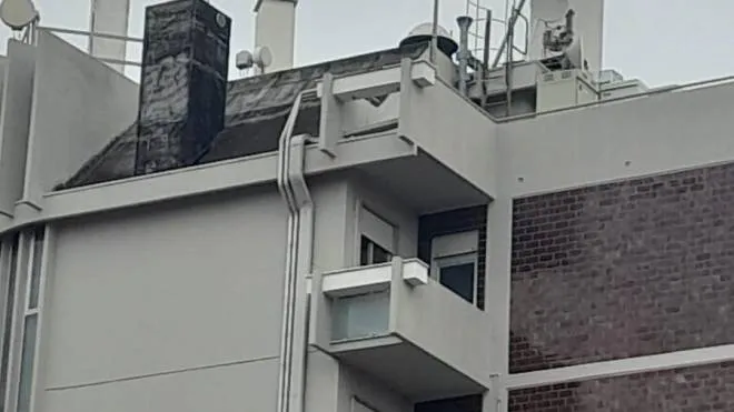 Ecco spuntare. un nuovo ripetitore sul tetto dell’hotel I due pavoni. La protesta dei residenti attorno
