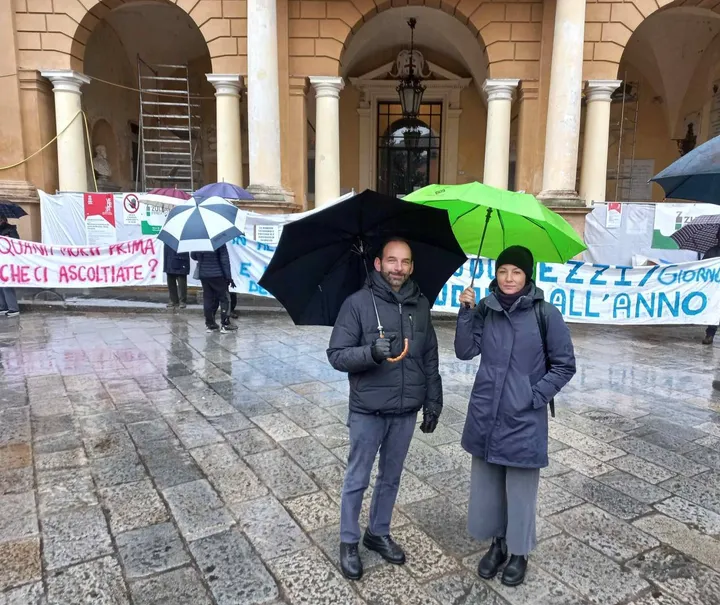 L’assessore all’ambiente Carlotta Bonvicini con Matteo Iori ieri era presente alla manifestazione