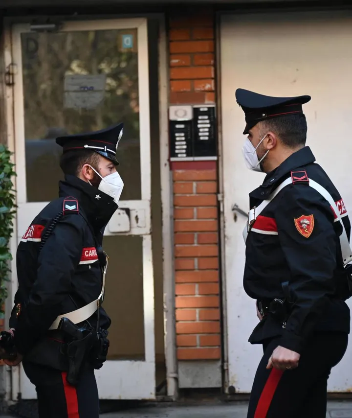 La donna ha presentato ai carabinieri una denuncia contro un 41enne che abita nello stesso condominio