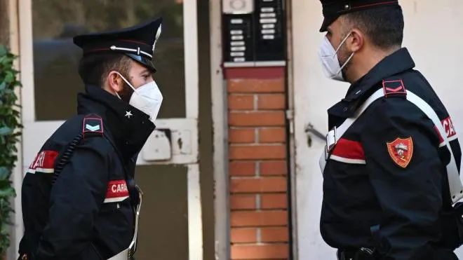 La donna ha presentato ai carabinieri una denuncia contro un 41enne che abita nello stesso condominio