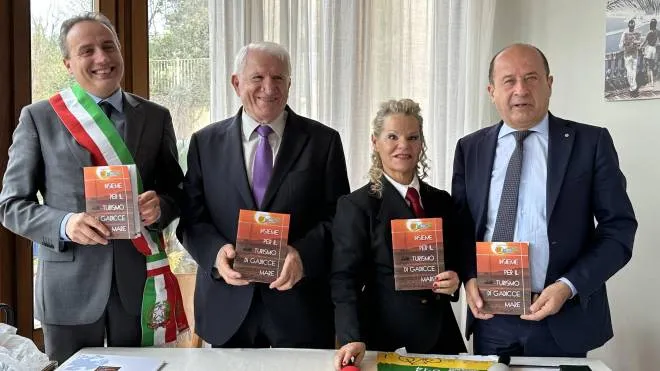 Da sinistra Pascuzzi, Serra, Vincenzetti e Varotti con il libro