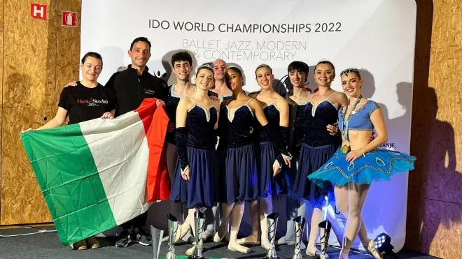 Foto di gruppo per i faentini vincitori del titolo mondiale