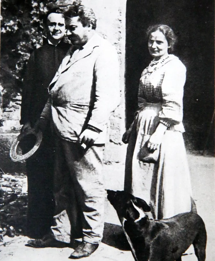 Giovanni Pascoli, la sorella Maria e l’amato cane Gulì (e un prete)