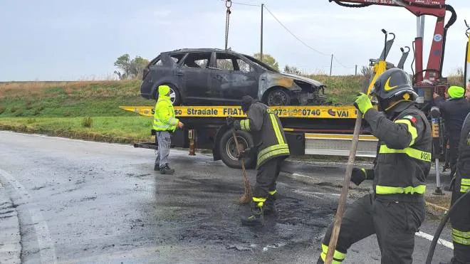 La rimozione dell’auto divorata dalle fiamme ieri mattina a San Costanzo