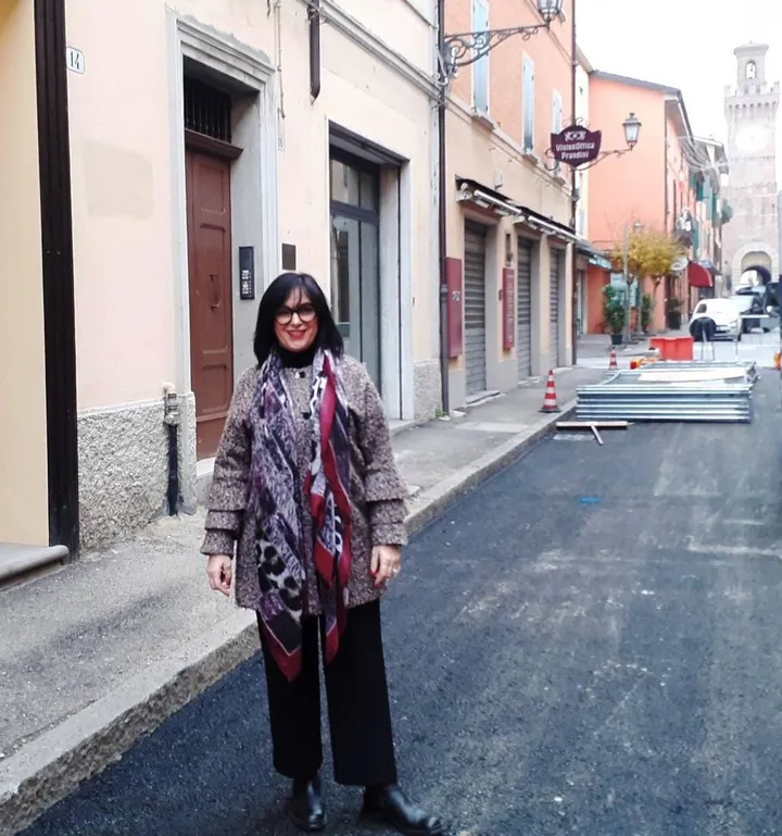 La commerciante Cristina Callegari soddisfatta per la riapertura della centralissima strada