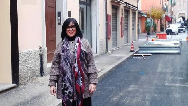 La commerciante Cristina Callegari soddisfatta per la riapertura della centralissima strada