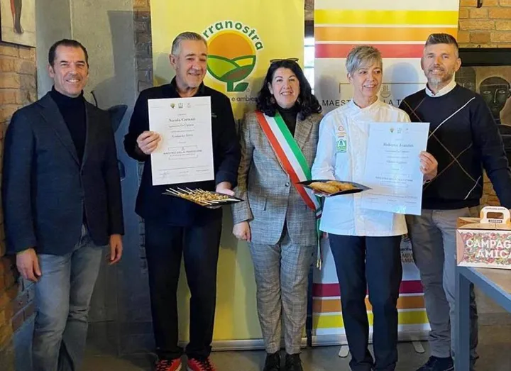 I titolari dell’agriturismo La Cippaia con la sindaca Ferraroni, il presidente di Terranostra Landini e il direttore di Coldiretti Corchia