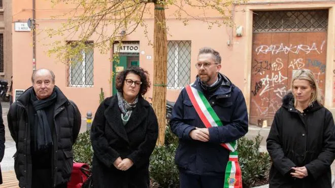 Da sinistra, Martino Cattoli, Valentina Orioli, Matteo Lepore e Lorenza Guerra Seràgnoli all’inaugurazione della piazzetta pedonale in via San Nicolò