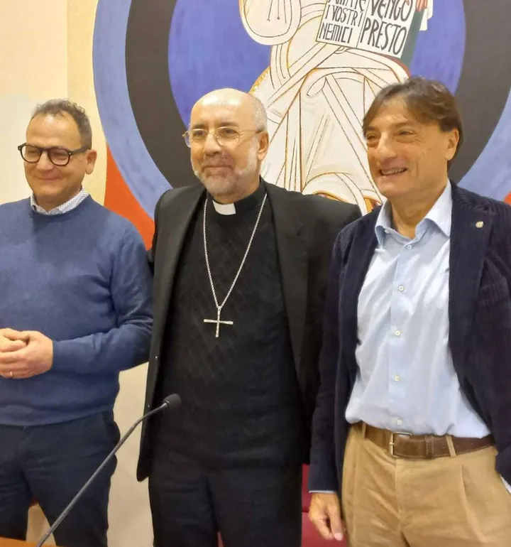 Il vescovo Nazzareno Marconi tra Denis Marini (Caritas) e il medico Andrea Corsalini (Medici cattolici)