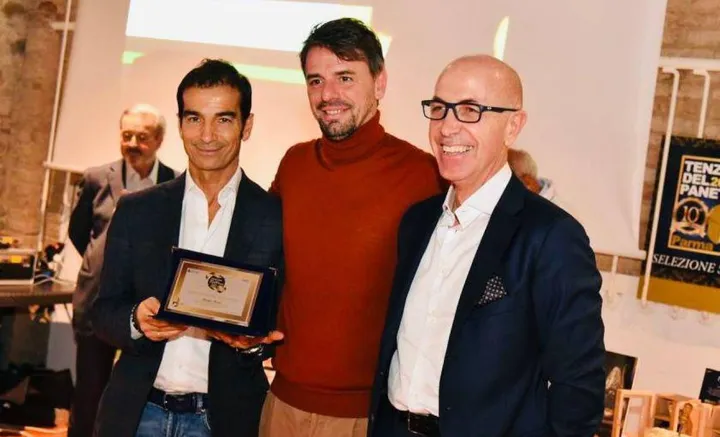 Da sinistra Luca Montagna (presidente Art Cafè), Matteo Berti e Massimo Gelati