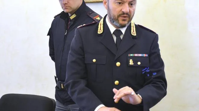 Il dirigente della Squadra Mobile, Paolo Badioli. A destra Umberto Carriera