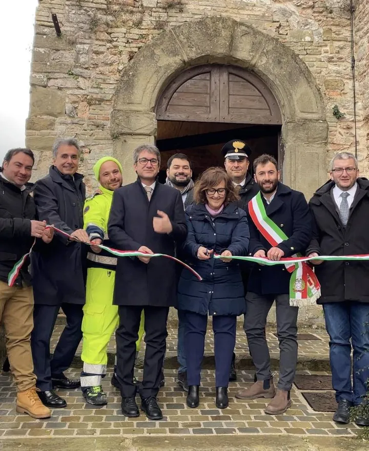 L’inaugurazione dei mercatini di Natale. a Frontone alla presenza del sindaco Tagnani e delle varie autorità unite per. la ’ripartenza’. del borgo dopo la terribile alluvione