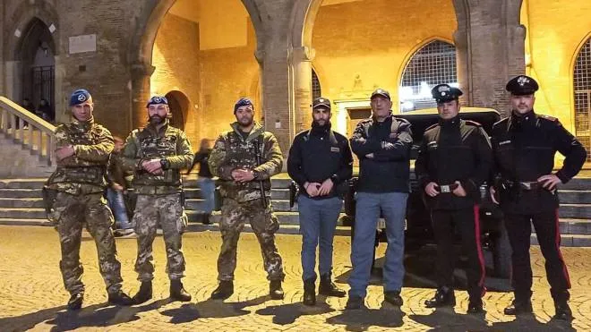 05-11-2022 Rimini - controlli carabinieri esercito polizia pubblica sicurezza piazza Cavour davanti vecchia pescheria  

- PETRANGELI