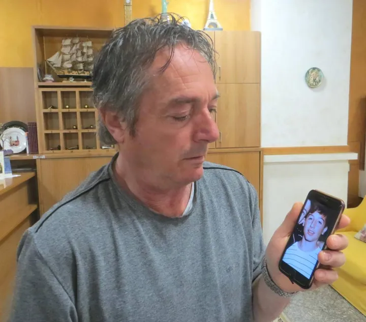 Giuseppe Orlandi mostra una foto di suo. figlio Mattia sul cellulare: «Per noi è una giornata pesante»