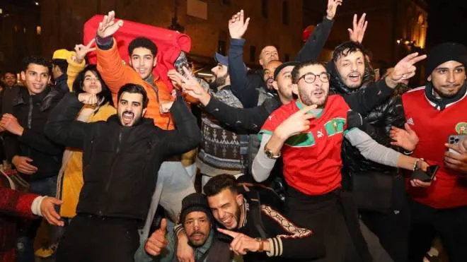 La gioia dei tifosi marocchini in festa in piazza Maggiore al triplice fischio finale