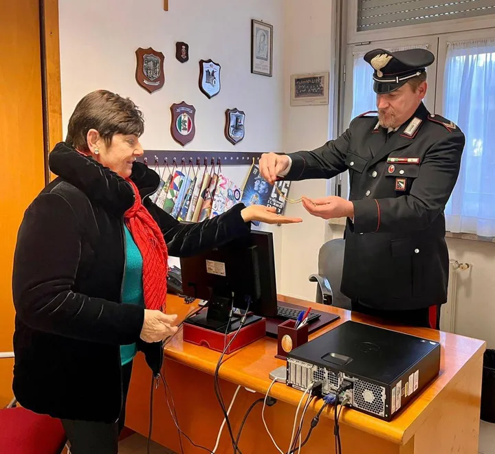 I carabinieri di Scandiano restituiscono. i preziosi recuperati ad una delle vittime dei furti