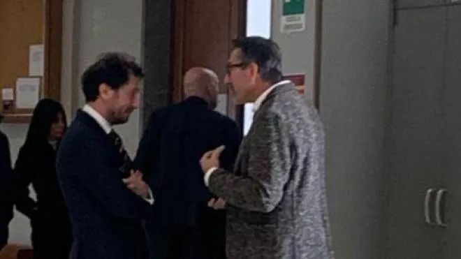 L’avvocato Sintucci con il commercialista Luca Leoni ieri a Palazzo di giustizia