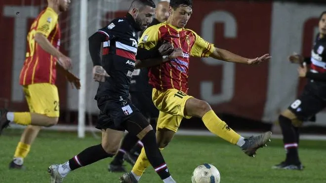 Il centrocampista Biagio Morrone a contrasto contro il Rimini (foto Calavita)