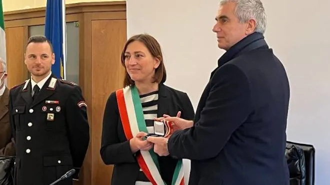 La consegna della medaglia d’argento al sindaco Tania Bocchini