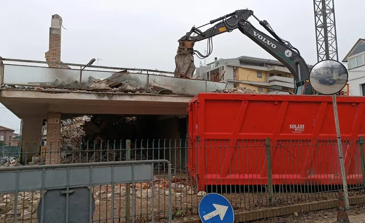 La demolizione di villa Giacomelli è iniziata lunedì