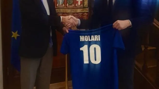 Il rettore Giovanni Molari riceve la maglia della Nazionale da Rizzello