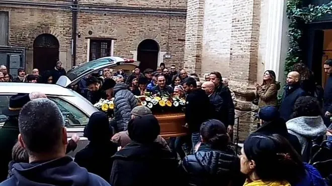 Il lungo applauso per salutare. Francesco Cervigni «Francis», ieri pomeriggio davanti alla chiesa di San Giorgio dove è stato celebrato il funerale