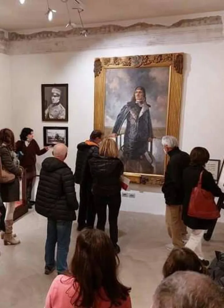 Un gruppo di visitatori al museo dedicato all’eroe Francesco Baracca a Lugo