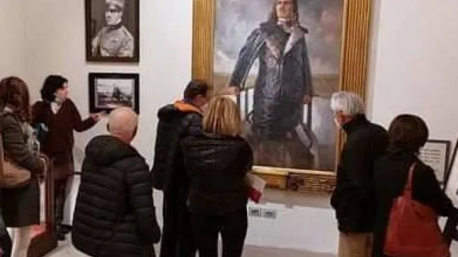 Un gruppo di visitatori al museo dedicato all’eroe Francesco Baracca a Lugo